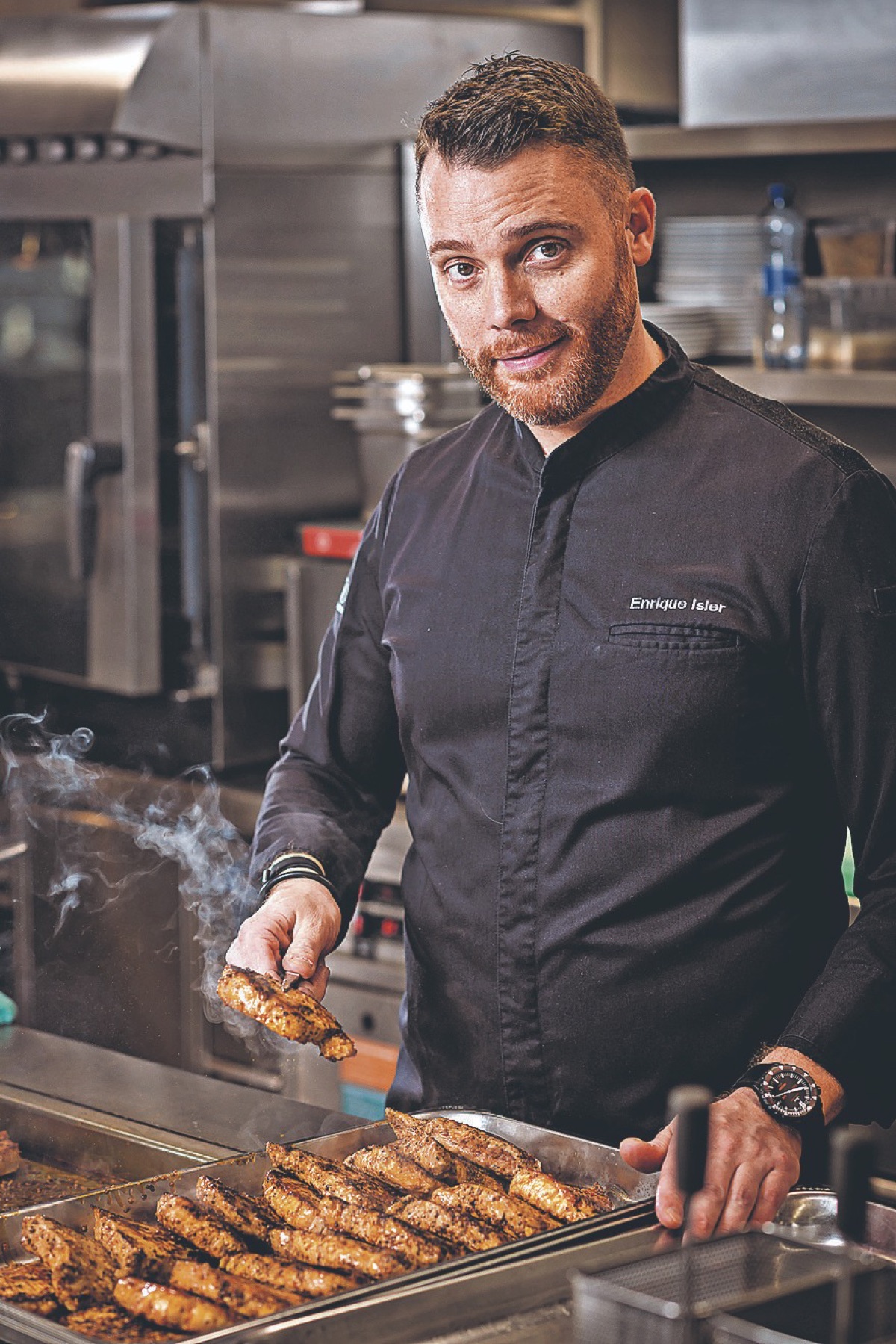 Profi-Koch beim Mise en Place in der Küche
